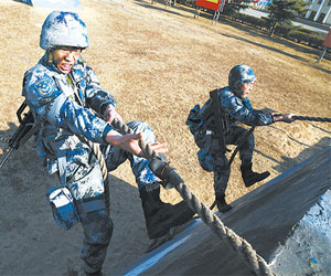 空降兵某部結合傘訓特點開展多樣化體能訓練微觀察